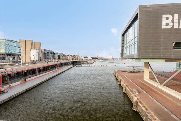 Unieke locatie van 600m² met ruime bestemmingsmogelijkheden naast Amsterdam Centraal Station, direct aan het IJ. (Prijs op aanvraag)

